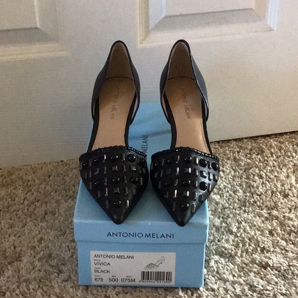 Black pumps